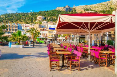 Mor sandalye ve şemsiye Yunan restoranında