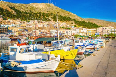 Pohtia bağlantı noktası renkli tekneler Kalymnos, Yunanistan