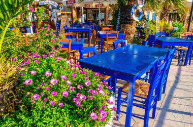 Ahşap mavi masa ve sandalyeler Yunan restoranında