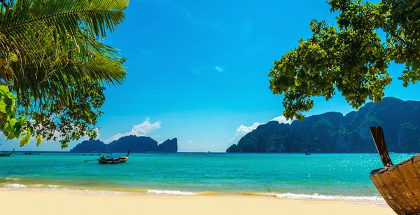 古船和异国海滩普吉岛泰国 — 图库照片