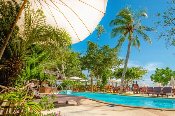 Luxus-Pool neben einem exotischen Strand — Stockfoto