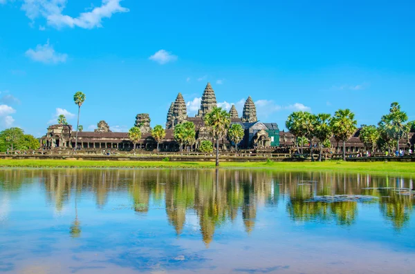 Angkor Wat templo a través del lago, Siem Reap, Camboya — Foto de Stock