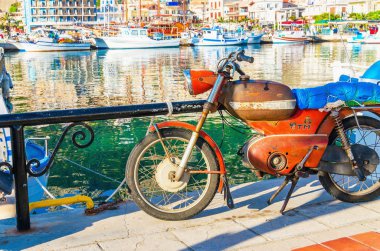 Motosiklet Kalymnos küçük kesiminde Eski rusted