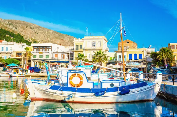 Barca in legno bianco-blu ormeggiata nel porto greco — Foto Stock