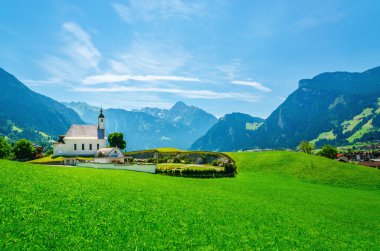 Tipik kilise Avusturya Alplerinde Alp, yatay