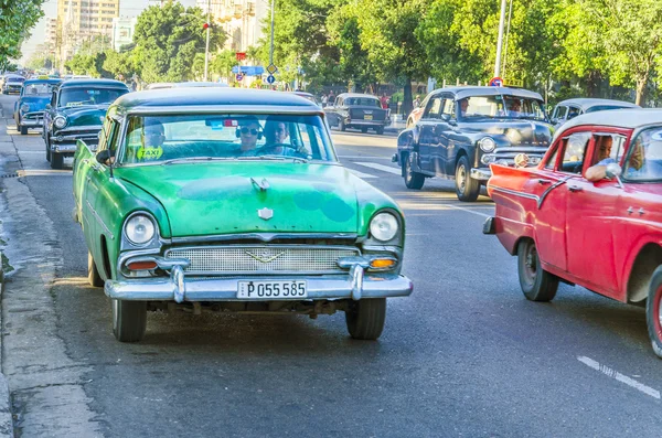 Carros americanos clássicos na rua em Havana, Cuba — Fotografia de Stock