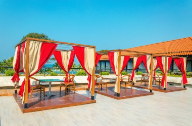 Masa ve sandalye restoranda ile çardaklar