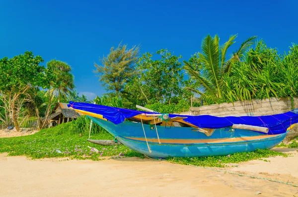 Playa exótica con barco colorido, Sri Lanka, Asia — Foto de Stock