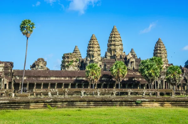 Angkor wat Tempel bei sonnigem Tag, Kambodscha. — Stockfoto