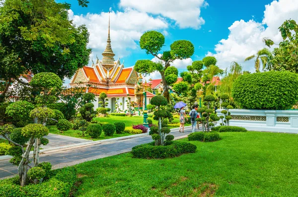 Great Palace buddhistiska tempel och grönskande träd trädgård — Stockfoto