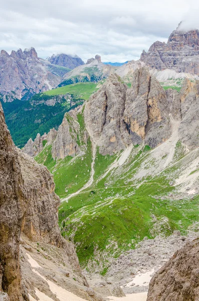 Paesaggio montano con cielo azzurro nelle Dolomiti — Foto Stock