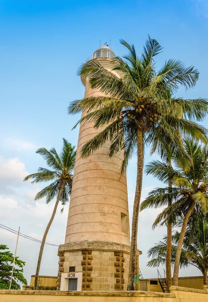 Torre di pietra e palme sulla spiaggia — Foto Stock