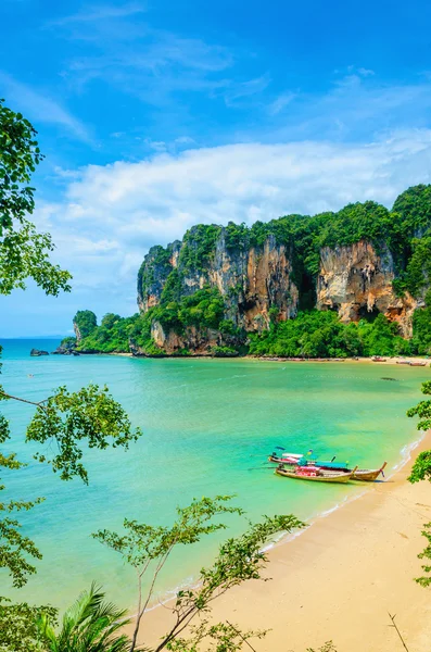 Playa con mogotes y bote de cola larga, Tailandia —  Fotos de Stock