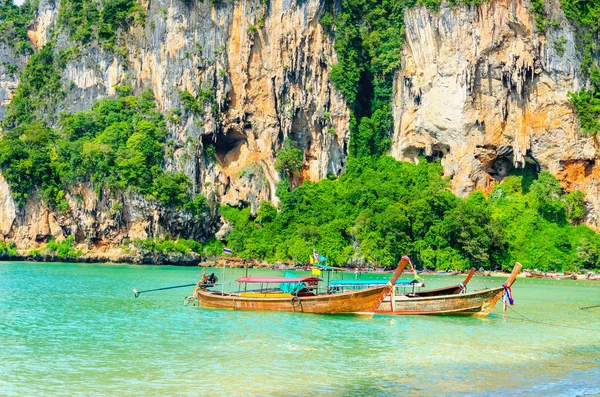 Praia com mogotes, barco de cauda longa Krabi, Tailândia — Fotografia de Stock