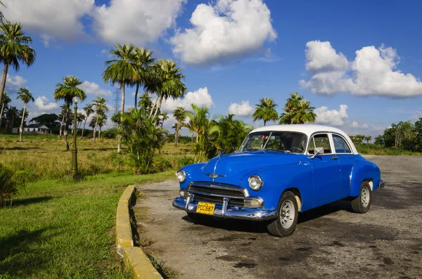 Classic American blue car in Havana, Cuba — Stock Photo, Image