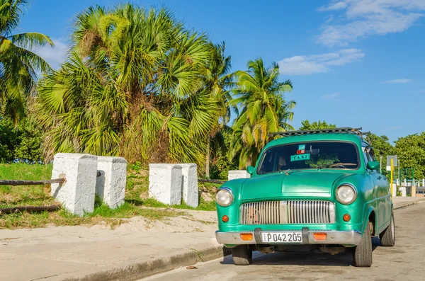 绿色经典美国车在哈瓦那的街道上 — 图库照片