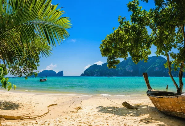 Εξωτική παραλία με φοίνικες και βάρκες, Ταϊλάνδη — Φωτογραφία Αρχείου