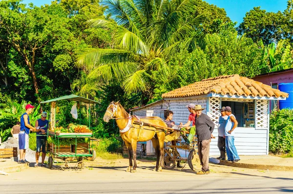 Rua principal da cidade cubana com barracas, Cuba — Fotografia de Stock