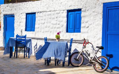 Mavi tablolarla tipik Yunan restoranı