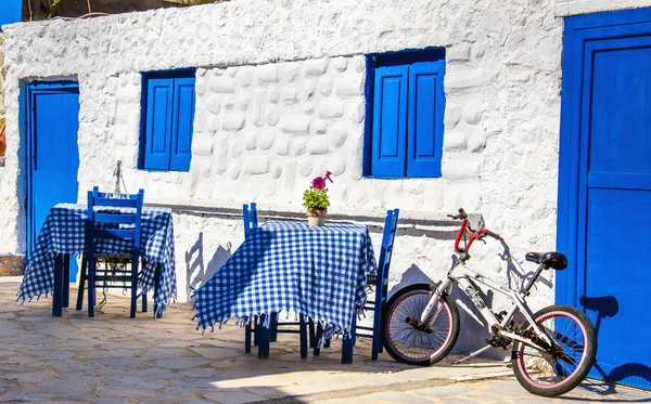 Typisch Grieks restaurant met blauwe tabellen — Stockfoto