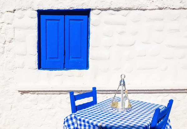 Mavi masa örtüsü, Yunanistan ile Yunan restoranı — Stok fotoğraf
