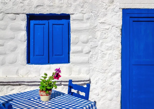 Mesa azul con sillas de madera, Grecia — Foto de Stock