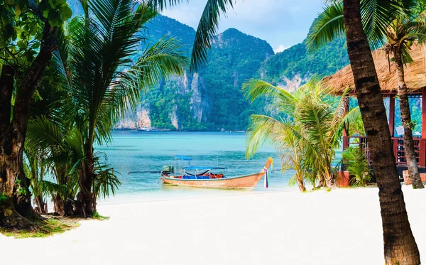 Küste der Insel mit langem Schwanz Boot — Stockfoto