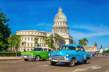 Klasik Amerikan arabaları ve Havana Capitol'de