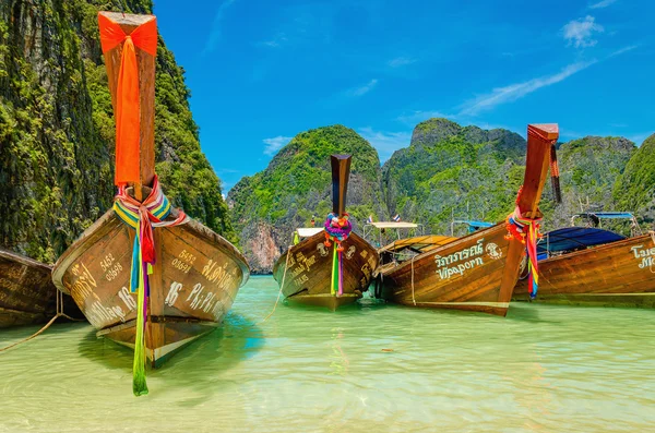 Barche colorate coda lunga, Thailandia — Foto Stock