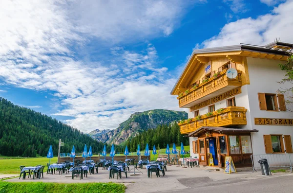 Shelter with exterior restaurant, Dolomites, Italy — Stock Photo, Image