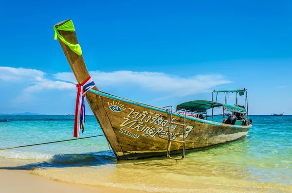 Hagyományos thai longtail hajóval Thaiföldön — Stock Fotó