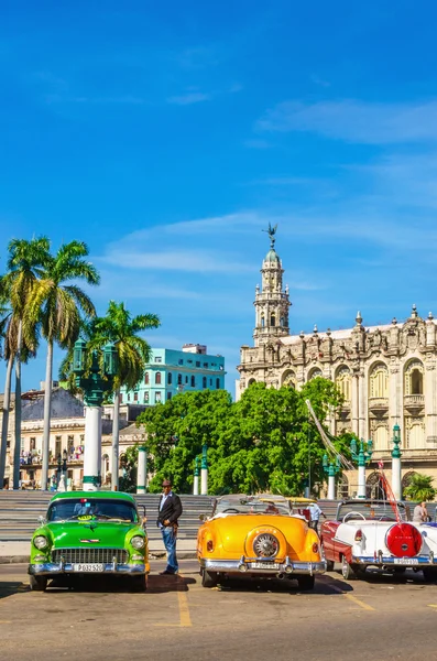 Havana, Küba'da klasik Amerikan arabaları — Stok fotoğraf