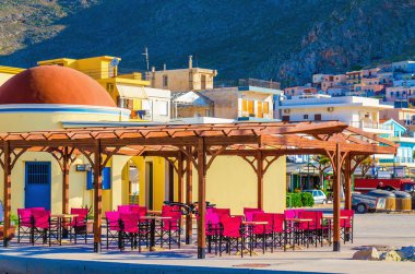 Kırmızı sandalye, Yunanistan ile renkli restoran