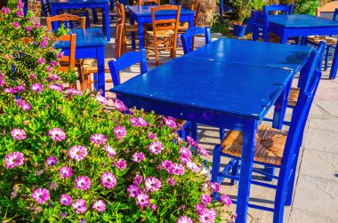 Mavi renkli Yunan restoranı tablolarda