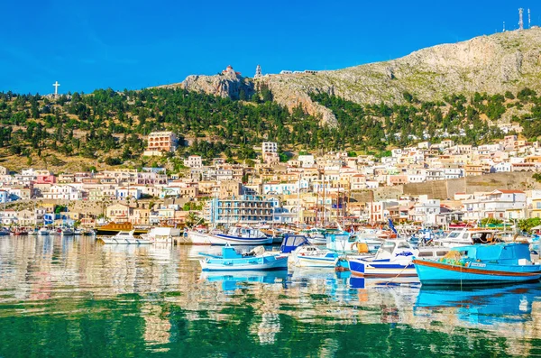 Yunan Adası bağlantı noktasındaki renkli tekneler — Stok fotoğraf