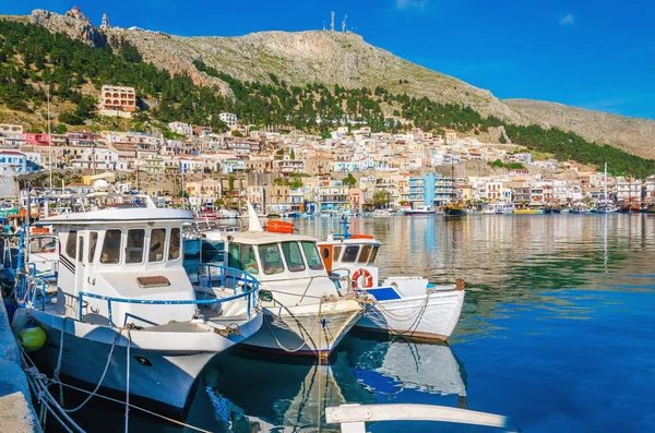 Bateaux dans un petit port sur l'île grecque — Photo