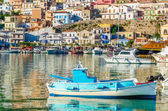 kleines buntes Fischerboot im gemütlichen griechischen Hafen