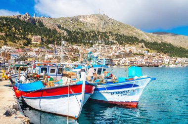 İskele ve rahat geleneksel Yunan tekneler, Yunanistan