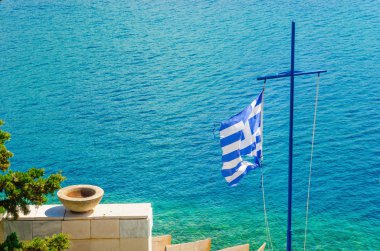 Yunan bayrağı ve deniz, Ege Denizi Adası ile çapraz