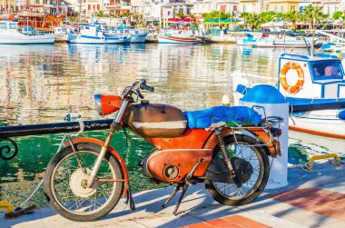 Klasik eski motor küçük Yunan Port, Yunanistan