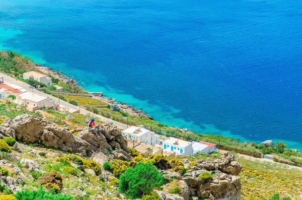 Typische griechische Häuser an der Küste des griechischen Meeres — Stockfoto