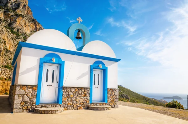 Eglise grecque aux couleurs bleues emblématiques sur Kalymnos — Photo