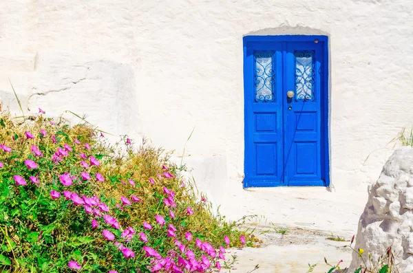 Usa albastra din lemn, perete alb si flori, Grecia — Fotografie, imagine de stoc