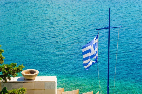 Krzyż z grecką banderą i morze, Morze Egejskie wyspy — Zdjęcie stockowe