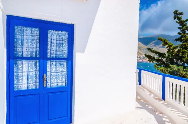 Puerta azul frente a la casa griega, Grecia — Foto de Stock