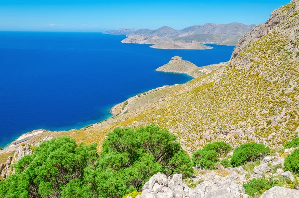 Bahía griega con arbustos verdes y cielo azul, Grecia —  Fotos de Stock