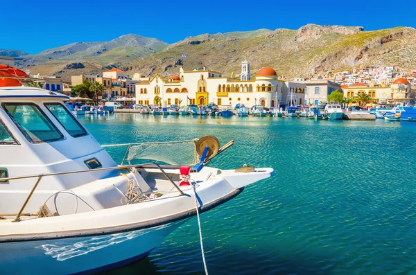 Barca nel porto di Pohtia sull'isola di Kalymnos, Grecia — Foto Stock