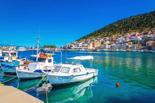 Kleine Boote im gemütlichen Hafen von Pothia, Griechenland — Stockfoto