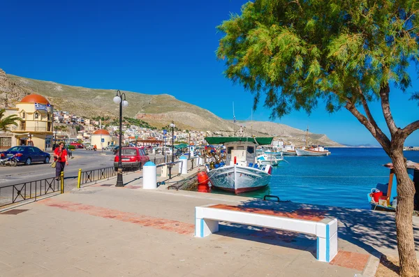 Porto com banco e barco ancorado em Kalymos, Grécia — Fotografia de Stock