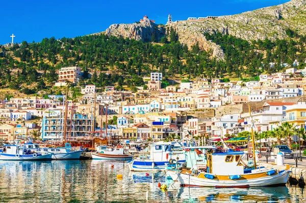 Bağlantı noktası ile Yunan Adası gemilerde küçük fishermens — Stok fotoğraf